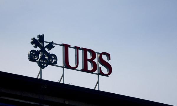 Die Schweizer Großbank UBS hat es nach der Übernahme der Credit Suisse vor rund einem Jahr zurück in die schwarzen Zahlen geschafft. 