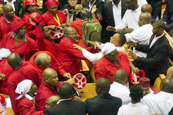 Tumultartige Szenen haben sich zuletzt auch - wieder einmal - während einer Parlamentssitzung im südafrikanischen Kapstadt abgespielt. Während des jährlichen Auftritts von Präsident Jacob Zuma brach Chaos aus. Die in roten Latzhosen mit roten Arbeitshelmen auftretenden Abgeordneten der "Wirtschaftlichen Freiheitskämpfer EEF" fragten den Staaatschef während dessen Rede nach dem Verbleib öffentlicher Gelder. Daraufhin schaffte sie die Polizei aus dem Saal. Es brach eine Schlägerei zwischen den Polizisten und den lautstark protestierenden Abgeordneten aus.