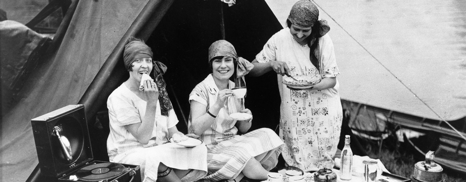 Kleine Häppchen und Nachmittagstee waren in den 1920er-Jahren nicht nur bei diesen Damen am Ufer der Themse (im Sommer 1926) beliebt.