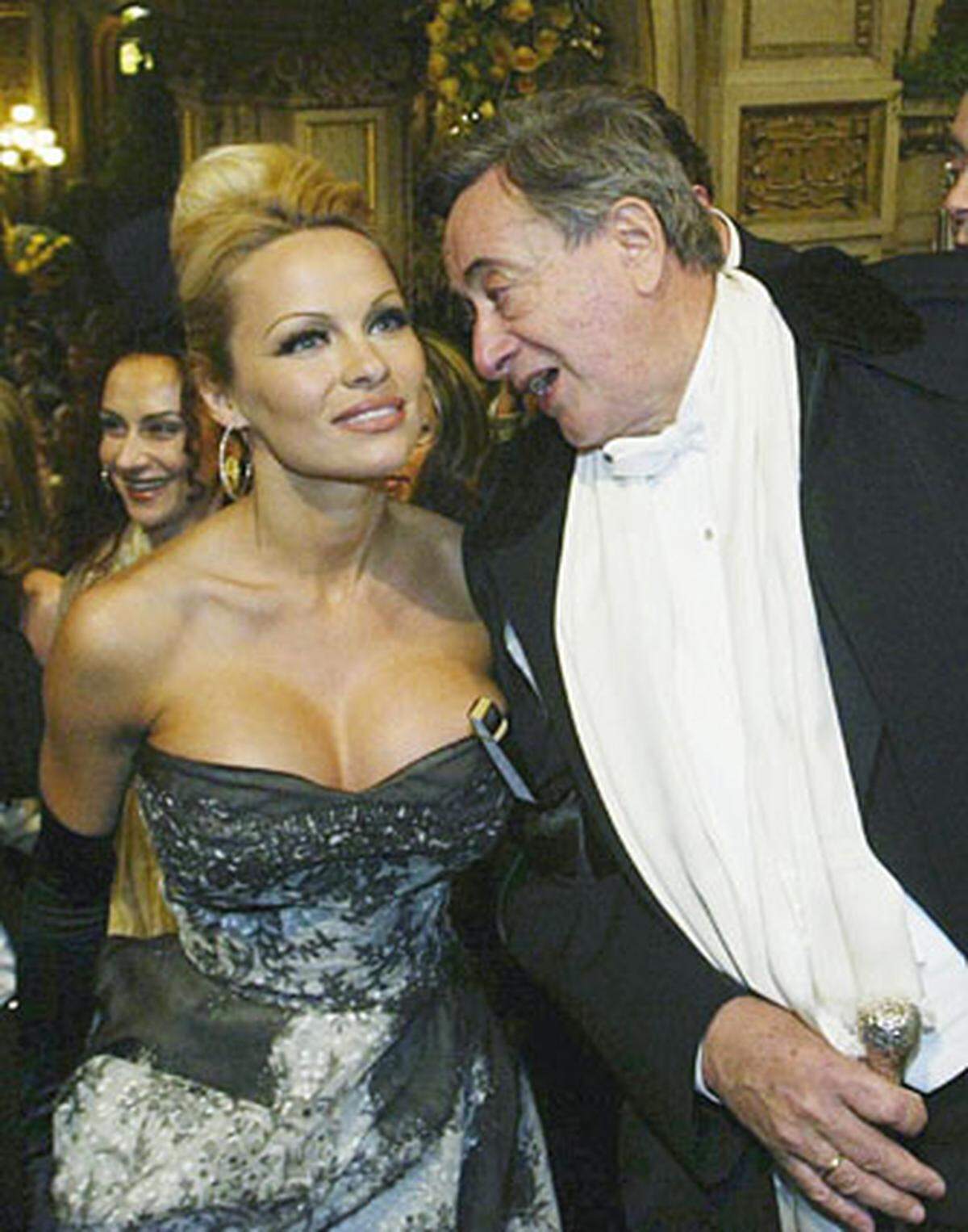 Ungewöhnlich wenig Haut zeigt diese kesse Begleitung des Jahres 2003. Pamela Anderson sollte allerdings nicht die einzige Nixe am Opernball bleiben.