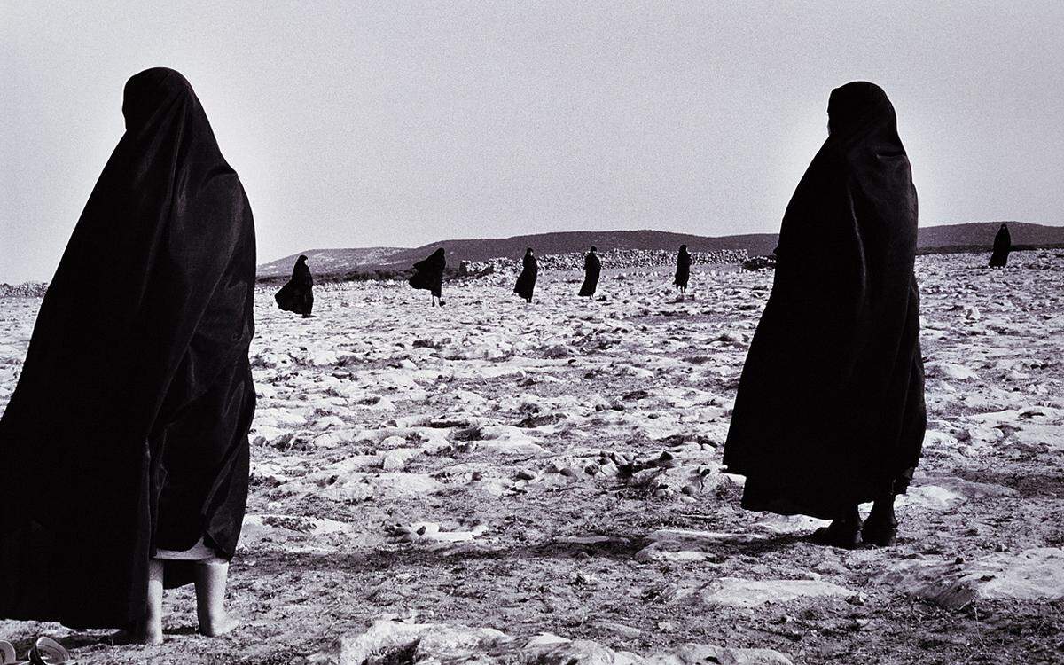 Shirin Neshat zeigt iranische Männer- und Frauengruppen im Kontrast.   Shirin Neshat: Ohne Titel (Rapture Series), 1999