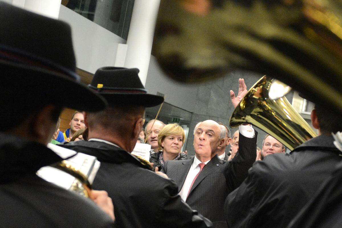 ... auch das hat Tradition. Denn im Foyer seines Amtssitzes hat sich der Musikverein seines Heimatortes Radlbrunn und eine Abordnung der Trachtenkapelle Ziersdorf versammelt. Alles spielt jetzt nach Prölls Kommando. Das kennt der Landeshauptmann aus der ÖVP.