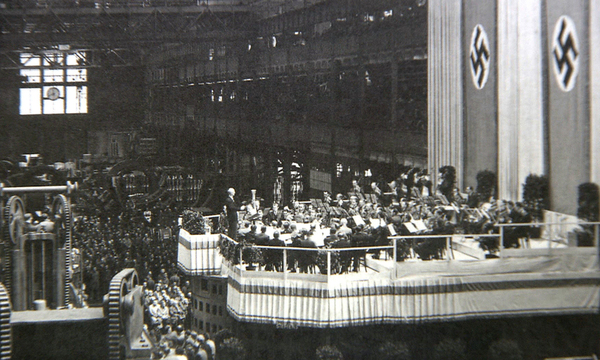 Walzerseligkeit unter Hakenkreuz