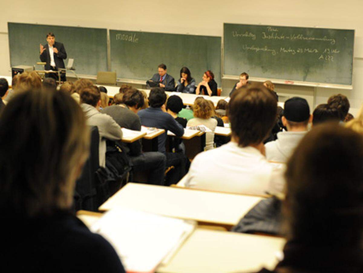 Schon etwas mehr angehende Politikwissenschaftler: 1064 Erstsemestrige haben sich im Semester 2010/11 für das Studium entschieden.