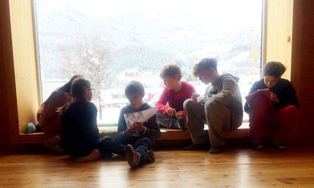  Volksschüler bei der Freiarbeit in der Grundschule Welsberg: Sie besuchen danach die Mittelschule, die – wie in Südtirol üblich – eine Gesamtschule ist.