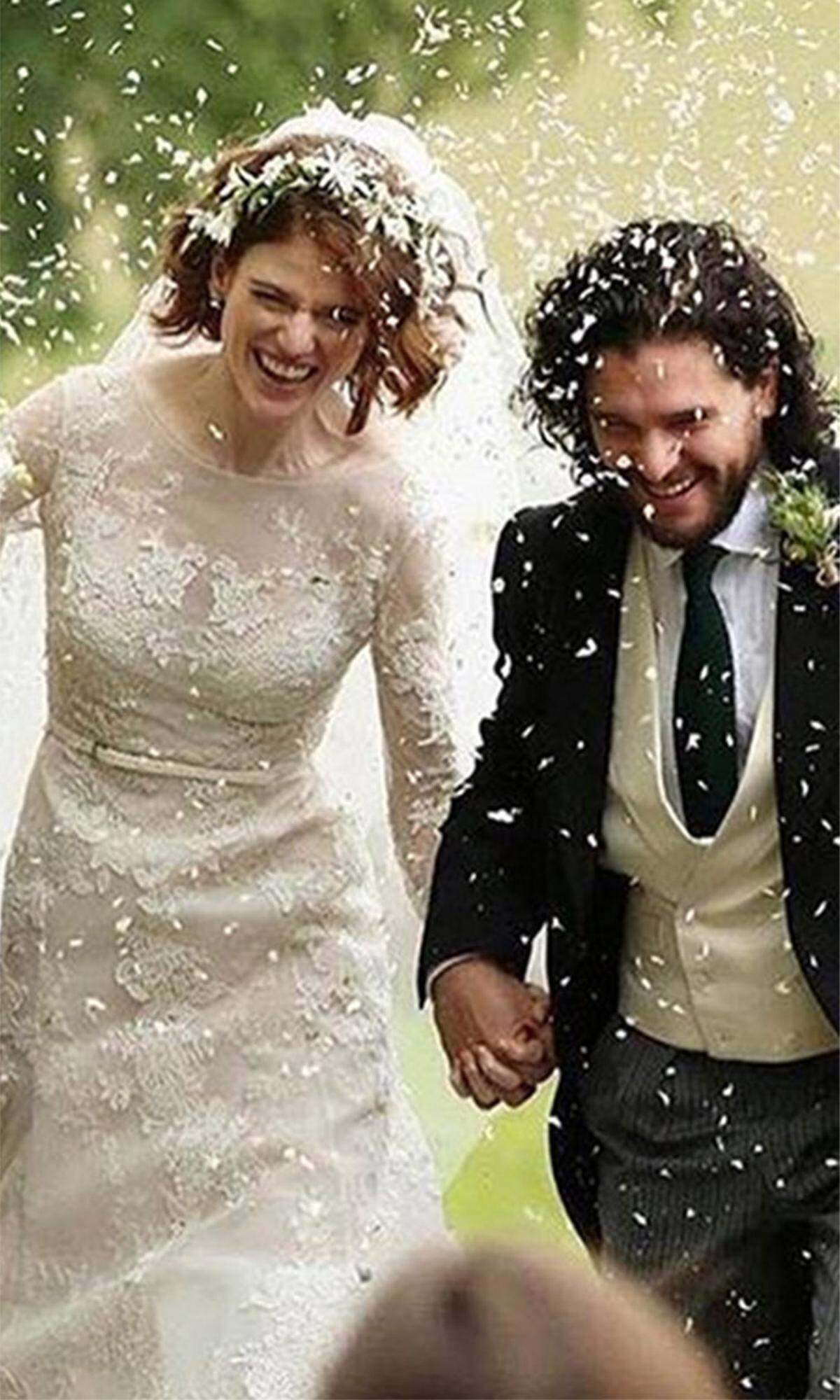 Keine Drachen, keine aufgeschlitzten Kehlen, kein Blut, nur Dudelsäcke: Auch die "Game of Thrones"-Stars Rose Leslie und Kit Harington haben im Juni den Bund fürs Leben geschlossen - ganz romantisch auf dem Familienschloss Leslies aus dem 12. Jahrhundert in Schottland. Unter den Augen von rund 200 Gästen - darunter auch einige GoT-Kollegen wie Peter Dinklage oder Emilia Clarke - wurden die beiden Schauspieler in einer traditionellen schottischen Zeremonie getraut, für die Rose Leslie ein langärmeliges Spitzenkleid mit Blütenapplikation von Elie Saab wählte.