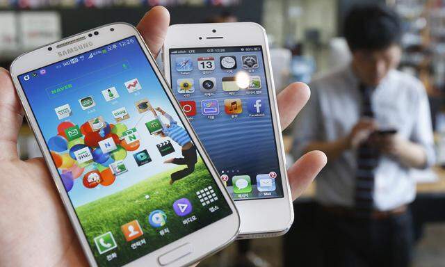 File picture illustration of Samsung Electronics´ Galaxy S4 and Apple´s iPhone 5 taken in Seoul