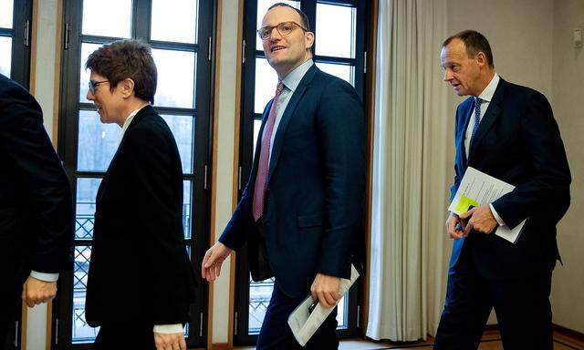 Jens Spahn (Mitte) versucht, beim Rennen um den CDU-Spitzenposten nicht ins Hintertreffen zu geraten.