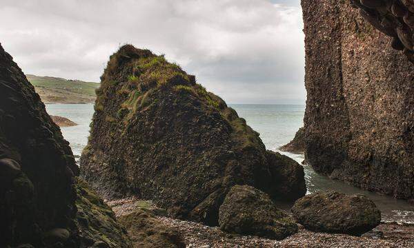 Nicht weniger beeindruckend sind die Cushendun Höhlen, die über eine Periode von 400 Millionen Jahren und unter extremen Wetterbedingungen entstanden sind. Hier gebar Melisandre unter dem Beisein von Ser Davos Seewert die Schattenkreatur, die später Renly Baratheon töten sollte.