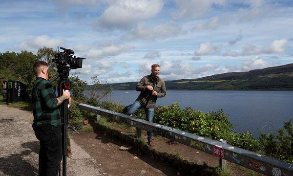 Medienaufgebot vor dem Loch Ness.