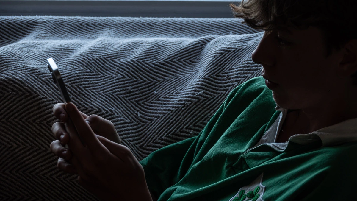 Teenagers on their phones: What can be done about excessive screen time