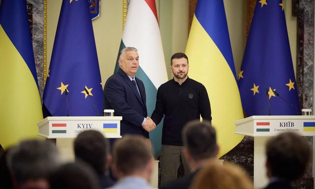 Handschlag in Kiew: Ungarns Premier Viktor Orbán (li) mit seinem ukrainischen Amtskollegen Wolodymyr Selenskij.