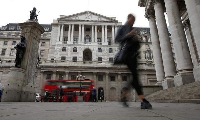 FILE PHOTO:  Commuters walk past the Bank of England in London
