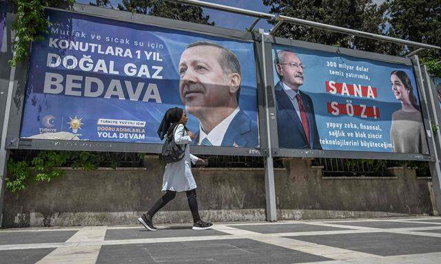 Für Erdoğan wird es eng. Wenn am Sonntag kein Kandidat die absolute Mehrheit erreicht, ist eine Stichwahl am 28. Mai vorgesehen.
