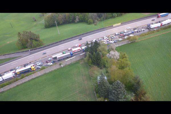 Etwa 50 Autos waren am Mittwoch auf der Westautobahn bei Altlengbach, Niederösterreich, in eine Massenkarambolage verwickelt.