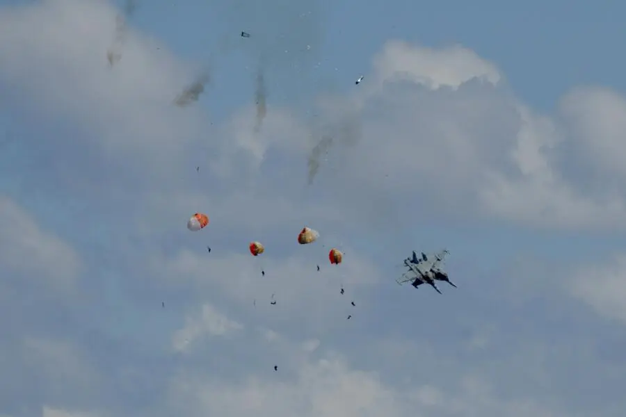 <strong>17. Mai. </strong>Vier Besatzungsmitglieder zweier E/A-18G-Growler-Militärjets retteten sich nach einer Kollision in der Luft während der Gunfighter Skies Air Show in der Nähe der Mountain Home Air Force Base in Idaho, USA.
