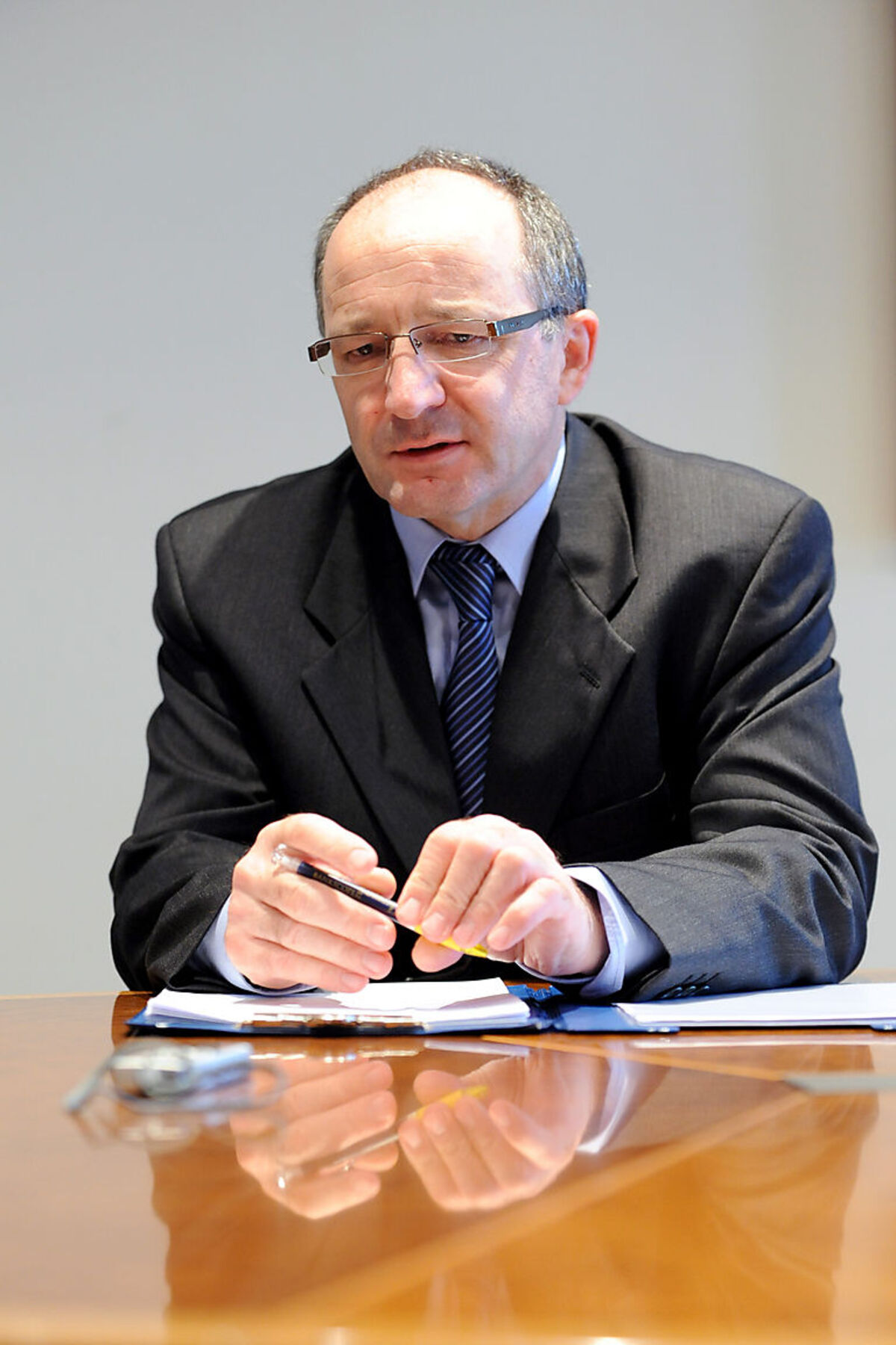 Auch Keuschnigg wünscht sich Reformen. Ob SPÖ und ÖVP die Botschaft verstanden haben, wisse er aber nicht. "Man sollte die Steuerbelastung um ein paar Prozentpunkte senken", so Keuschnigg. Der Schuldenabbau müsse durch ein Sparpaket vorangetrieben werden. Er wünscht sich weiters einen späterern Pensionsantritt: Österreich blicke neidisch auf die hohen Einkommen in der Schweiz, vergesse aber, dass die Schweizer 40 Stunden pro Woche arbeiten und "effektiv mit 65 oder später" in Pension gehen. Weiters müsse in Bildung und Innovation investiert werden und der Arbeitsmarkt flexibilisiert werden. "Positiv überrascht" hat ihn der Einzug der Neos in den Nationalrat.