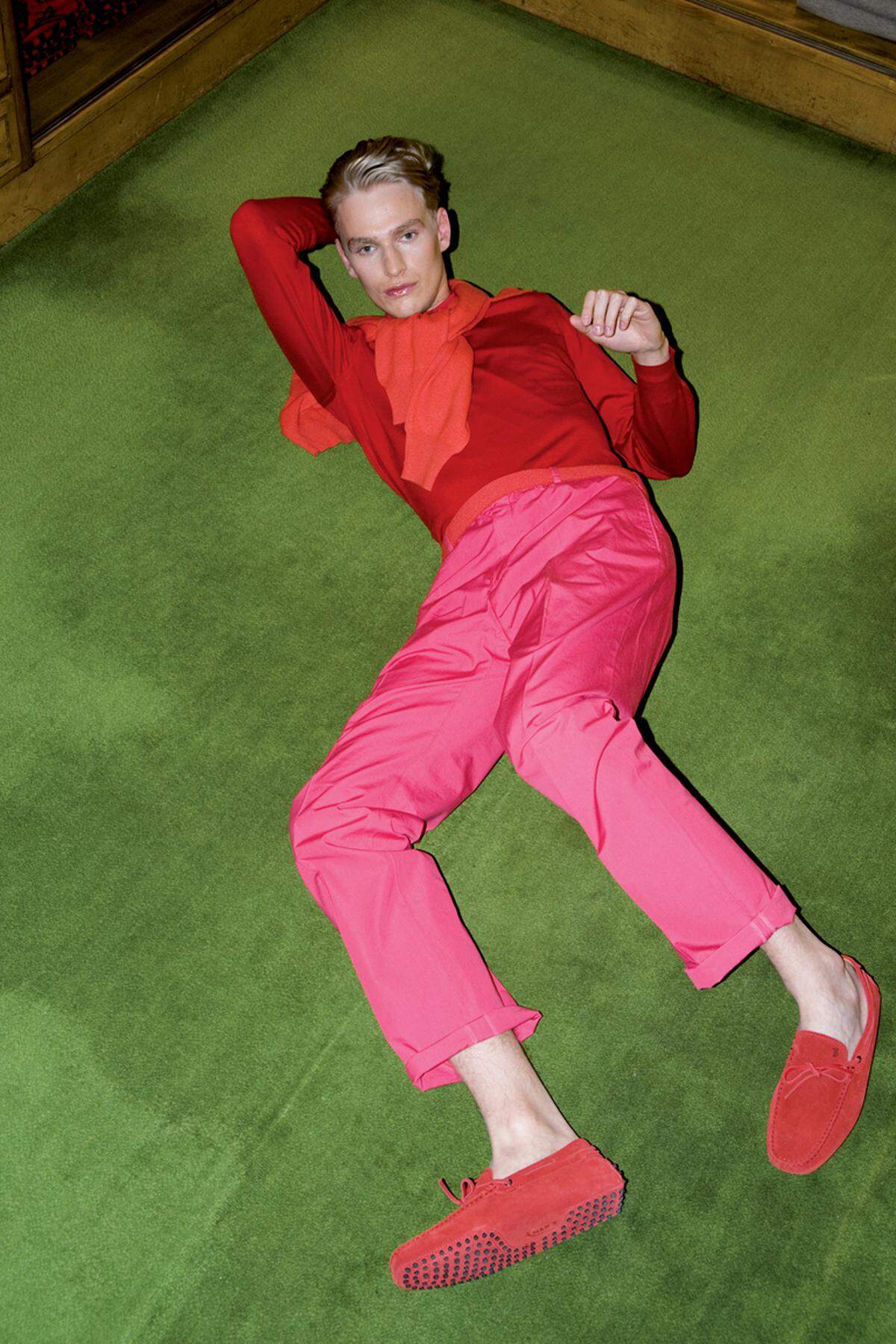 2009 fotografierte Elfie Semotan diese Modestrecke in der Niederlassung des Herrenausstatters Knize am Graben. Die traditionsreiche Umgebung sollte durch untypisch bunte Outfits gebrochen werden.