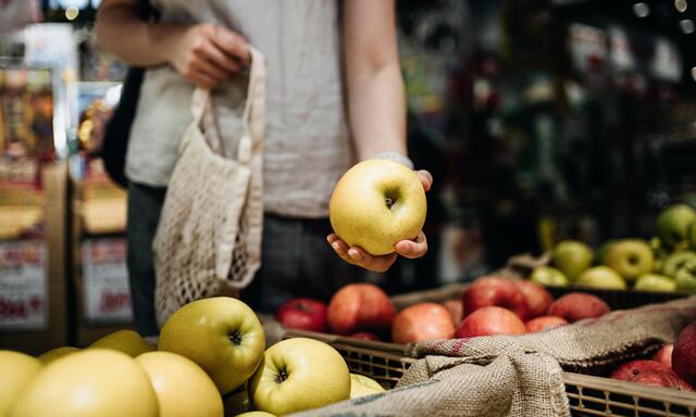 Der neue Lebensmittel-Transparenzbericht der AMA vergleicht monatlich die Einkaufspreise von 22 Produkten, davon sechs verschiedenen Apfelsorten.