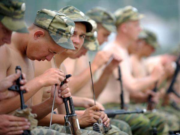 Russland hat stehende Streitkräfte von 750.000 bis 800.000 Mann. Das ist weit weniger als noch vor ein paar Jahren, denn das Militär des Riesenlandes wird massiv verkleinert, doch gleichzeitig modernisiert und effektiver gemacht. Mehr als zwei Millionen Russen haben Reserveverpflichtungen.