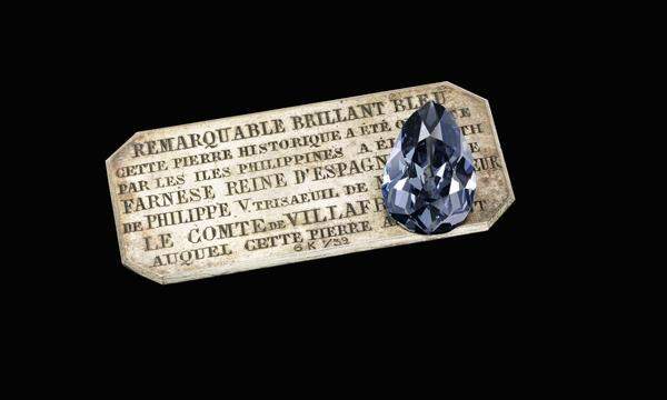 Bei Sotheby's in Genf suchte dieser 6,16 Karat schwere, birnenförmige dunkelgrau-blaue Diamant einen neuen Besitzer. The Farnese Blue hat auch einen beeindruckenden "Stammbaum", er beginnt 1715. Als erste Eigentümerin wird Isabel de Farnesio, Königin von Spanien, genannt.