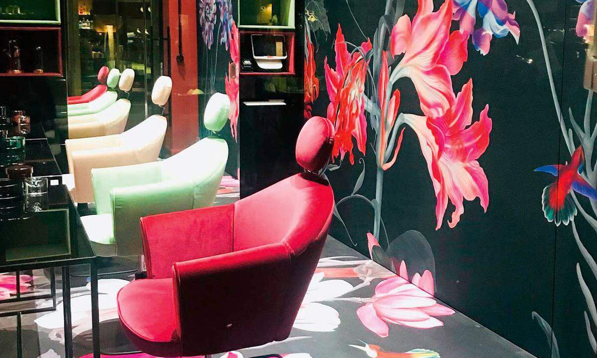 Brow + Lash Bar. Nun hat auch Wien einen ­Salon mit Brauen- und Wimpernfokus. Alma Milcic eröffnete den neuen Beauty-Hotspot und bietet neben Behandlungen auch Workshops und Schulungen an.  Plankengasse 1, 1010 Wien.