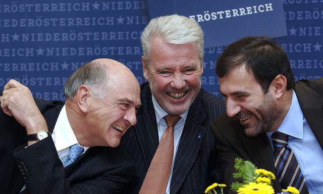 Klaus Schneeberger (Mitte) mit Ex-NVP Klubobmann Erwin Pröll und Mobilkom Chef Boris Nemsic. (Archivfoto)