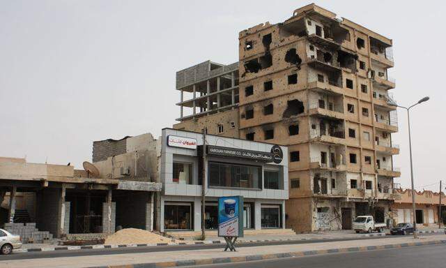In die zerstörte Tripolis-Straße in Misrata kehrt das Leben zurück. Zwischen Kriegsruinen hat ein Möbelgeschäft eröffnet.