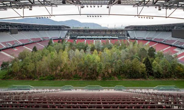 "Nein", widersprach ihm Künstler Max Peintner, der mit seiner Zeichnung das Vorbild für "For Forest" geliefert hat: "Es ist ein politisches Projekt.