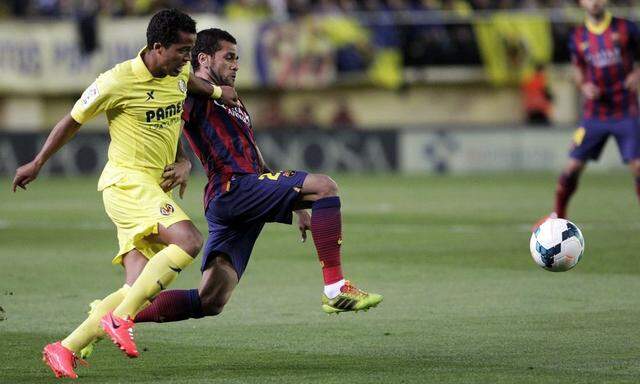 Barcelona's Alves and Villarreal's Dos Santos fight for the ball during their Spanish first division soccer match in Villarreal