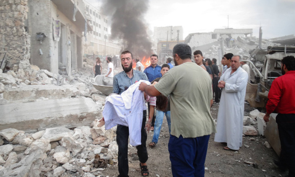 Oct 7 2015 DaraEin Mann kümmert sich um ein Opfer nach russischen Luftschlägen in Darat Izza im Norden Syriens. t Izza Syria Mourners carry the body of a Syrian man following an air strike b