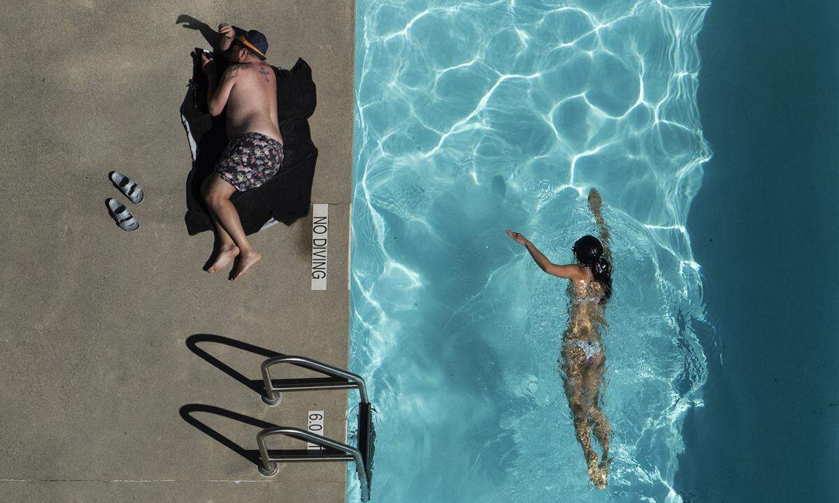 Vom 29. Stockwerk hat Fotograf Yu Shen dieses Bild aufgenommen. Die Kontraste zwischen dem schwimmenden und schlafenden Körper werden durch das einfallende Licht noch verstärkt.