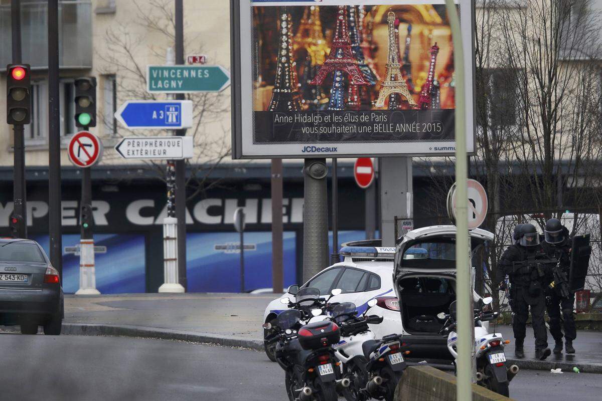 Auch ein weiterer Attentäter - jener Mann, der am Donnerstag in Paris eine Polizistin erschossen hatte - wurde von der Polizei aufgespürt. Er hatte sich in einen jüdischen Supermarkt geflüchtet und hielt dort mindestens fünf Geiseln fest.
