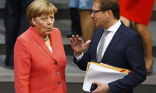 Verkehrsminister Dobrindt (re.) muss Kanzlerin Merkel die Verschiebung der Maut-Einführung erklären.