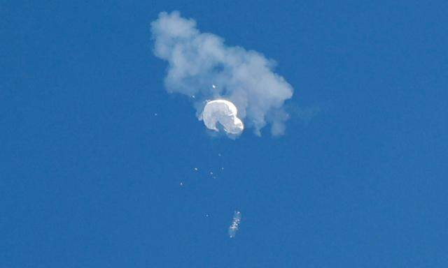Der mutmaßliche chinesische Überwachungsballon nach dem Abschuss vor der Küste South Carolinas. Peking verurteilte dies umgehend als „Überreaktion“ der USA. 
