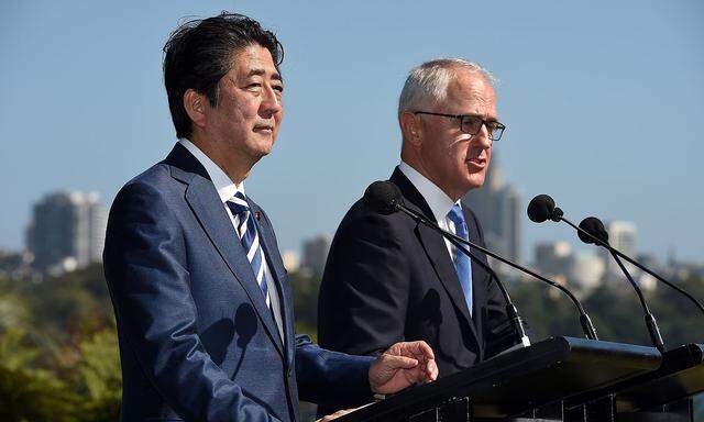 Shinzo Abe und Malcolm Turnbull (Archivbild) wollen auch ohne die USA am Freihandelsabkommen festhalten.