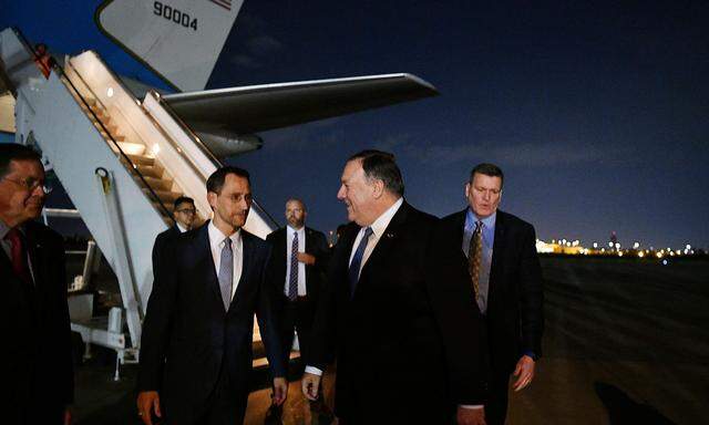 US-Außenminister Mike Pompeo bei seinem Besuch in Bagdad am 7. Mai - im Bild gemeinsam mit Joey Hood, dem Chargé d'affaires in der US-Botschaft.