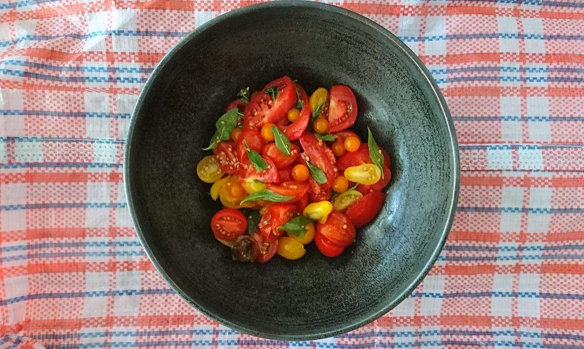 There's nothing like a free lunch? Dieser Salat aus selbstgeernteten sieben Sorten Tomaten und Verveine verschiebt die Bedeutung dieses Spruchs etwas...