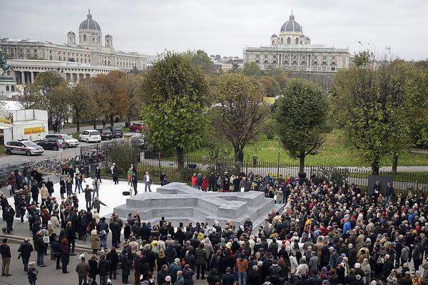 Das Deserteursdenkmal am Wiener Ballhausplatz wurde am 24. Oktober offiziell enthüllt. Die Realisierung des Mahnmals an die Opfer der NS-Militärjustiz hat die rot-grüne Stadtregierung bereits in ihrem Koalitionspapier verankert. Als Gesamtbudget wurden 245.000 Euro festgelegt. An der Enthüllung der dreistufigen Treppenskulptur nahm auch Bundespräsident Fischer teil.