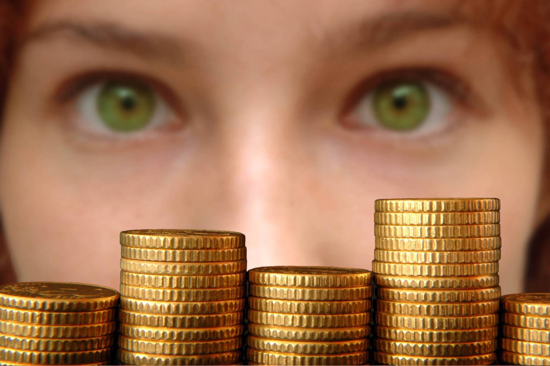 Chip Stock Poised for 75% Gain, Experts Recommend Dividend Payer