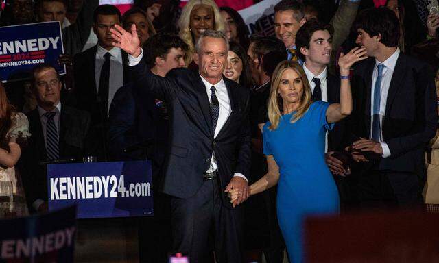 Robert Kennedy mit seiner Ehefrau, Cheryl Hines, beim Kampagnenauftakt in Boston im April.