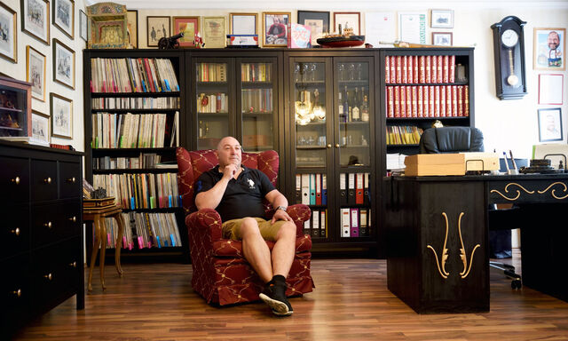 Schauspieler Rudi Roubinek im selbst durch die Gänge geschleppten Samtsessel. Auf der Rosenburg mimt er nun den Kaiser.