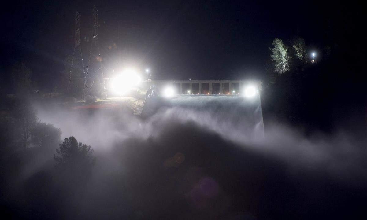 Zuerst Dürre und jetzt die Flut. Nach tagelangen Regenfällen ist der Damm des Oroville-Stausees in Kalifornien an seine Belastungsgrenze gestoßen. Das Wochenende über ist der Stausee immer wieder über die Ufer getreten: Das Wasser läuft unkontrolliert über die unbefestigte Bergflanke ab und hat bereits tiefe Gräben gezogen. 