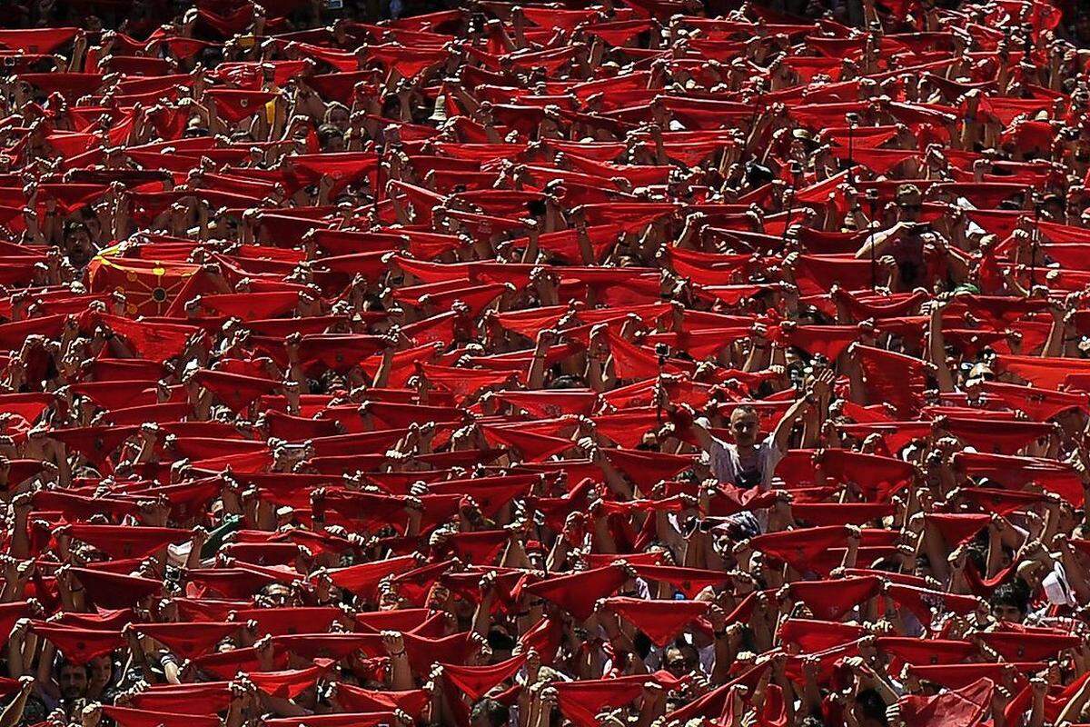 Mit dem Spruch "Viva San Fermin, Gora San Fermin" ("Lang lebe San Fermin" auf Spanisch und Baskisch) haben die roten Halstücher wieder Saison. Gemeinsam mit weißen Hosen und T-Shirts gehören sie zur typischen Kleidung der Läufer.