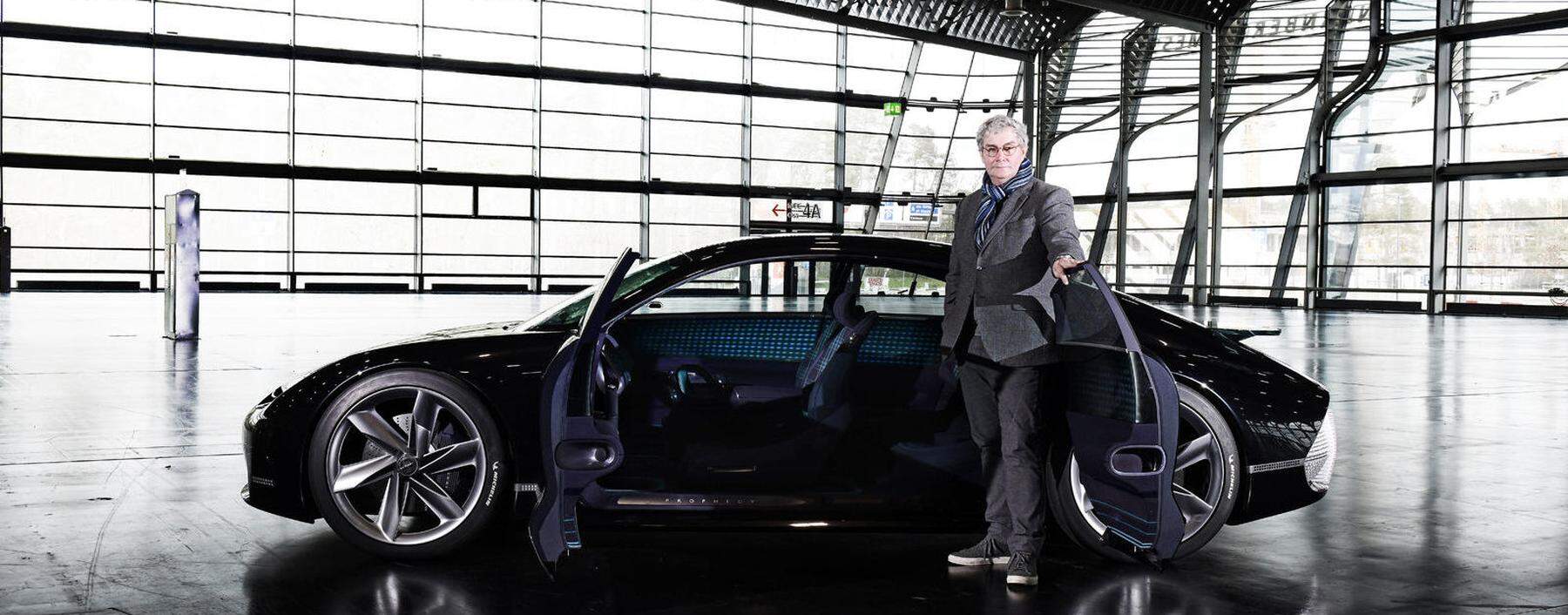 Ansehen der Marke im Rekordtempo verändert: Luc Donckerwolke vor Hyundai-Showcar Prophecy.