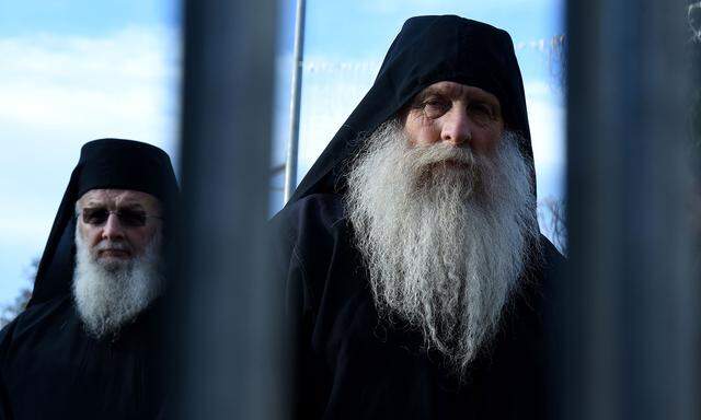 Protest vor dem Parlament in Podgorica. Serbisch-orthodoxe Geistliche gehen gegen das neue Religionsgesetz auf die Straße.