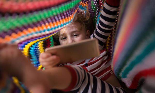 Kinder wachsen zwar mit Smartphone und Co. auf, sind sich der Gefahren aber nicht bewusst.