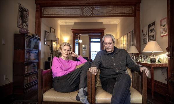Autorin Siri Hustvedt und ihr Mann Paul Austerin ihrem Haus in Brooklyn. (Die New York Times hat ihn übrigens den „Schutzpatron des literarischen Brooklyn“ genannt.)