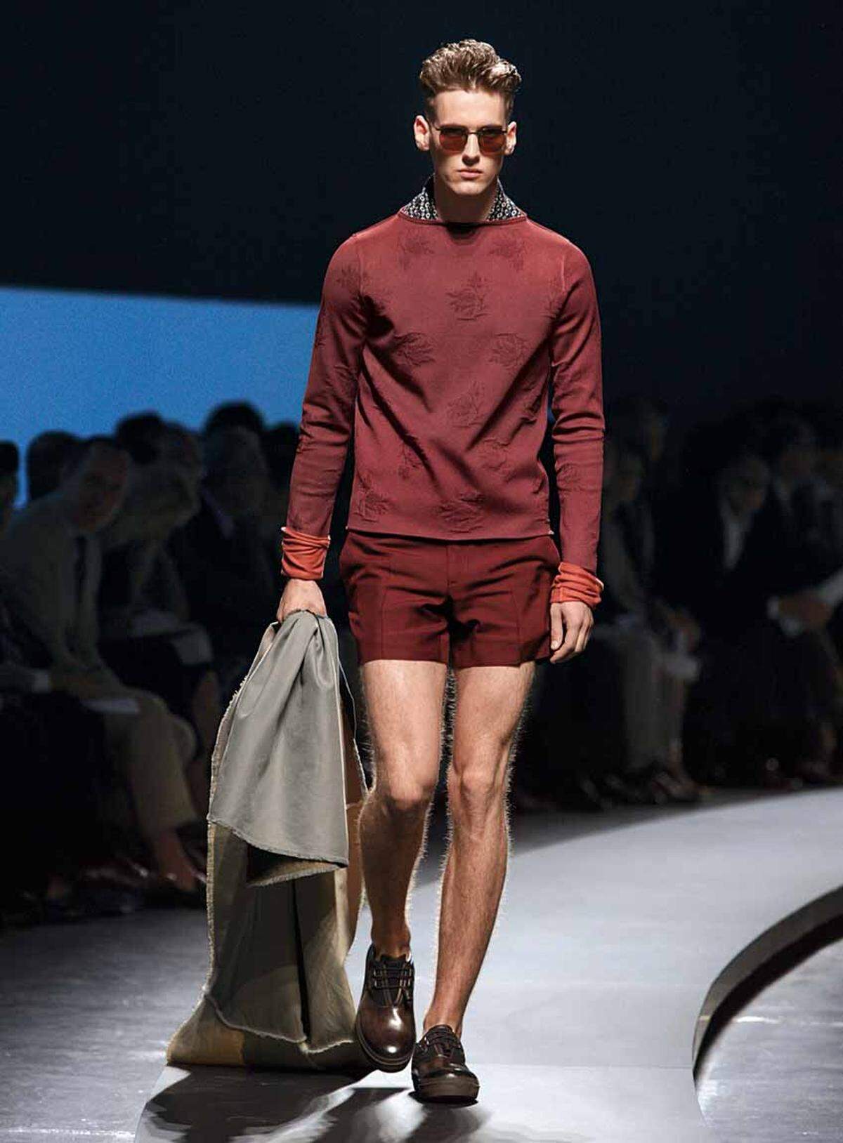 Kleine Männer passen am besten in kurze, ausgestellte Shorts. Ermenegildo Zegna Couture hat für die kommende Saison den Saum ebenfalls angehoben.