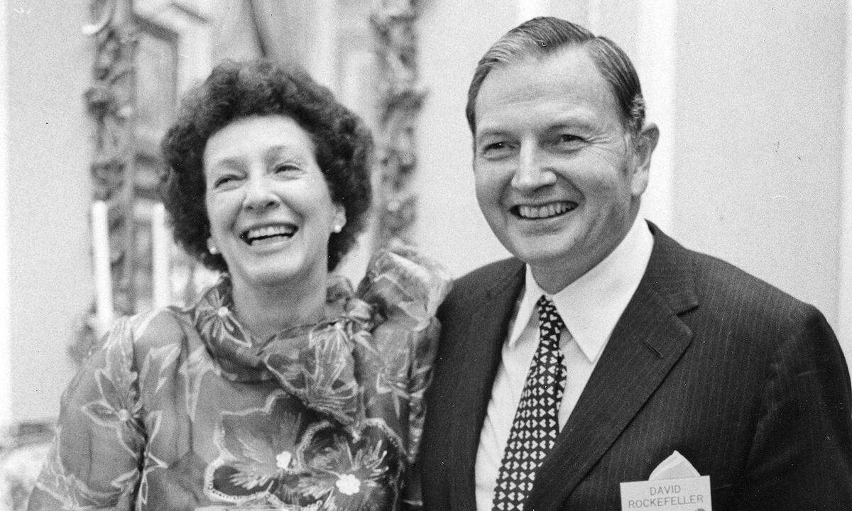 Philanthropen. Peggy und David Rockefeller. Die ­Geschichte der Familie Rockefeller ist eng mit Wohltätigkeit verbunden. Schon der Großvater spendete Millionen für wohltätige Zwecke, stiftete Schulen, ­Bibliotheken und Universitäten. Enkel ­David soll schon während seines Lebens 1,3 Milliarden Dollar gespendet haben. Der Verkauf der gesamten Sammlung soll nun den gegründeten Institutionen das Überleben sichern. Versteigert wird die Sammlung in mehreren Auktionen in der ersten Maiwoche im berühmten Rockefeller Center. www.christies.com/rockefeller